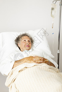 老年人登山在医院床上的单身老人了静脉注射背景