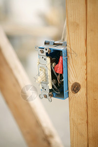 关闭一个电开箱钉在建筑工地的木束上图片