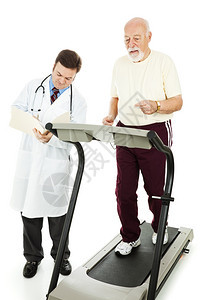 老人在跑步机上锻炼而他的医生则监测进度孤立无援图片