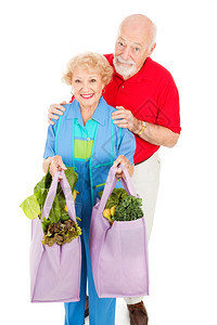 老年夫妇把有机农产品装在可再用布料杂货袋中带回家图片