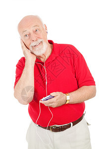 老人喜欢听他新的MP3播放器孤立的白色图片