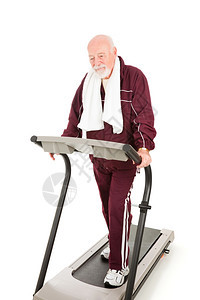 年长的老人强迫自己走着跑步机恢复体形图片