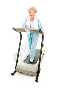 健康的老年妇女在跑步机上行走全身都是白的图片