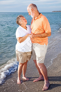 在海边度假的罗马老人夫妇在海滩上图片