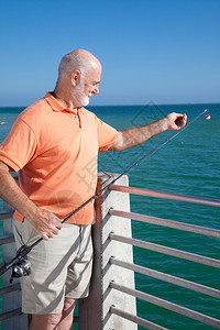 准备用鱼钩上钩捕鱼的老人图片