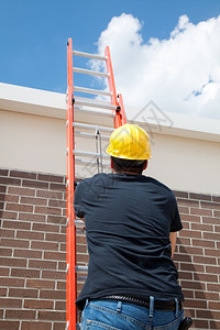 建筑工人用梯子爬到楼顶图片