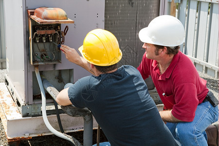 两名空调技师维修工业空调压缩机图片