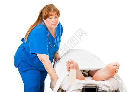 伤痛护士在医院轮椅上载着一位已故病人白着孤立无援图片