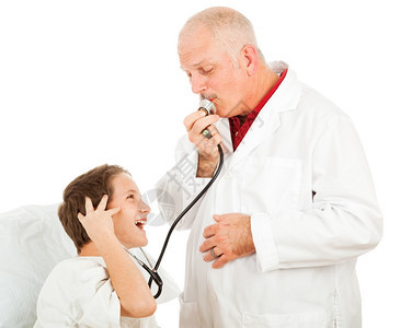 友善的儿科医生让一个小男孩玩他的听诊器图片