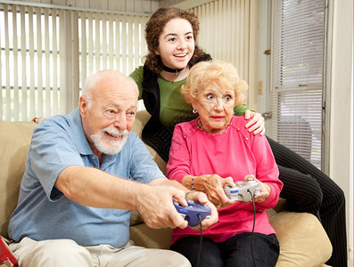 老年男女在外孙眼中玩电子游戏图片