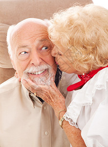 快乐的老人得到一个吻从他的爱人图片