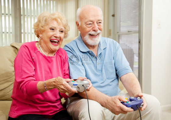 老年夫妇在家玩电子游戏很快乐图片