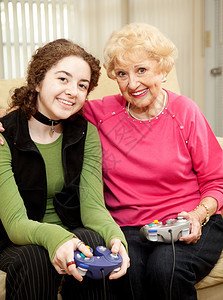 外婆和十几岁的孙女一起玩电子游戏图片