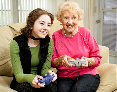 少女和外婆玩电子游戏得很开心图片