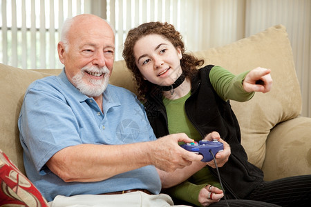 少女教她爷怎么玩电子游戏图片
