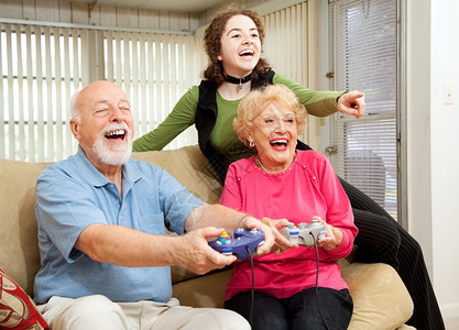 祖父母和少女玩游戏得开心图片