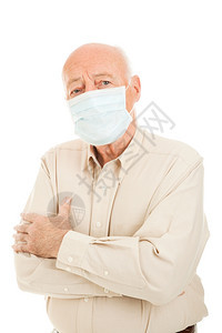 身戴外科面罩的老年男子为防范流行病而担心身穿外科面罩图片