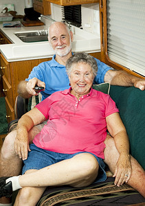 年长夫妇在汽车之家的小屋里看电视图片