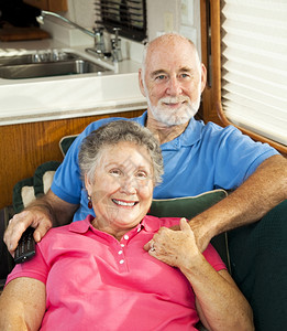 退休夫妇在自己的汽车家里放松看电视图片