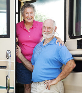 年长夫妇在豪华汽车家的门口摆着老夫妇的姿势图片
