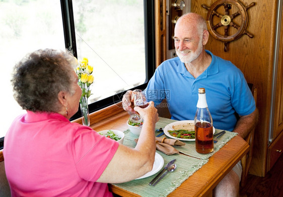 老年夫妇喜欢在自己汽车家的厨房里吃一顿浪漫的饭图片