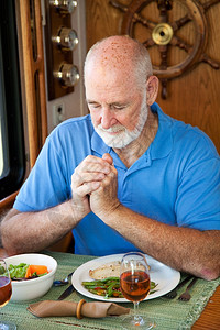 英俊的老年男子说优雅的餐在他汽车家一顿饭图片