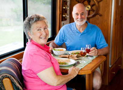老年夫妇在运动之家的厨房享受健康午餐关注妻子图片