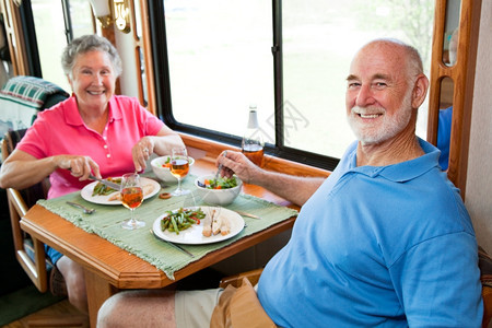老年夫妇在汽车家里享受浪漫的晚餐关注前景中的丈夫图片