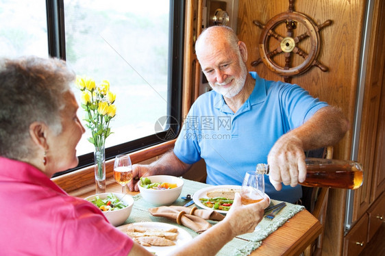 老年夫妇在汽车家里吃浪漫晚餐图片