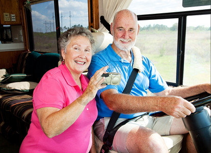 老年夫妇使用GPS导航他们的马达回家路上背景图片