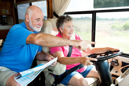 老年夫妇在他们的汽车家里旅行丈夫在给妻子指示图片