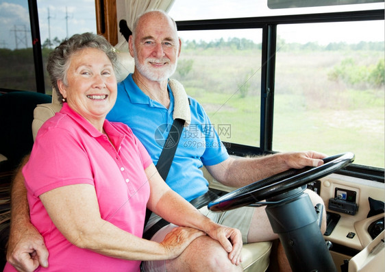 运动之家里活跃的老年夫妇肖像图片
