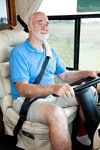 一个老人的垂直视线驾驶他的汽车回家图片