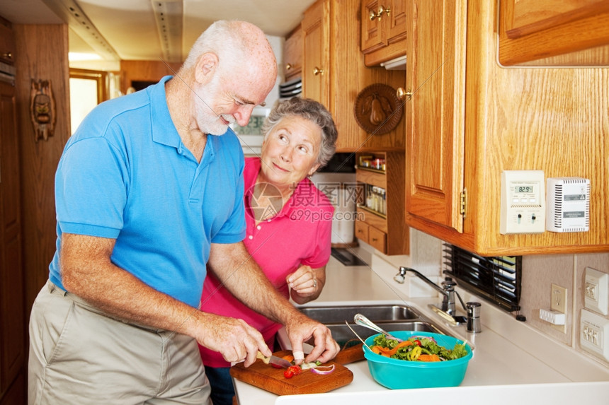 老年妇女感谢她丈夫在房车厨帮助准备晚餐图片