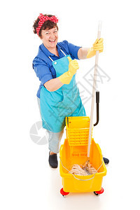 快乐自信的清洁女工带着拖把和桶白被孤立图片