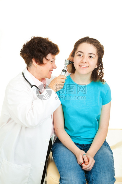 医生用眼视镜看着一个十几岁的病人耳朵图片