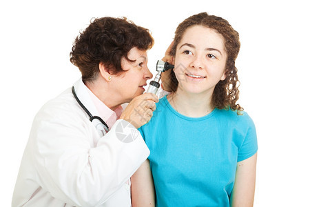女医生检查她十几岁的病人耳内孤立白色图片