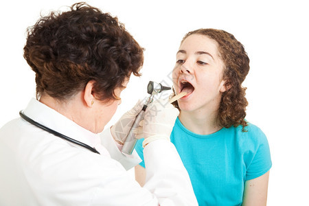 女孩张开嘴让医生检查她的喉咙图片