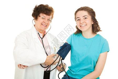 友善的女医生和她快乐的十几岁病人在医生检查女孩血压时微笑孤立无援图片