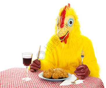 饿了的鸡肉男人坐下来享受在餐厅的朋友鸡肉晚餐图片