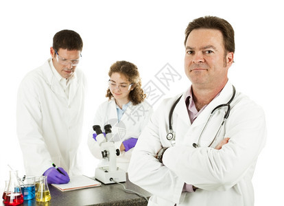 实验室的英俊医生从事背景工作的科学家孤立无援图片