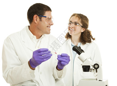 两位科学家在实验室里合作年轻一个可能是学生孤立的白种人图片