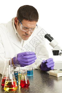 实验室里有科学家准备显微镜的幻灯片白色背景图片