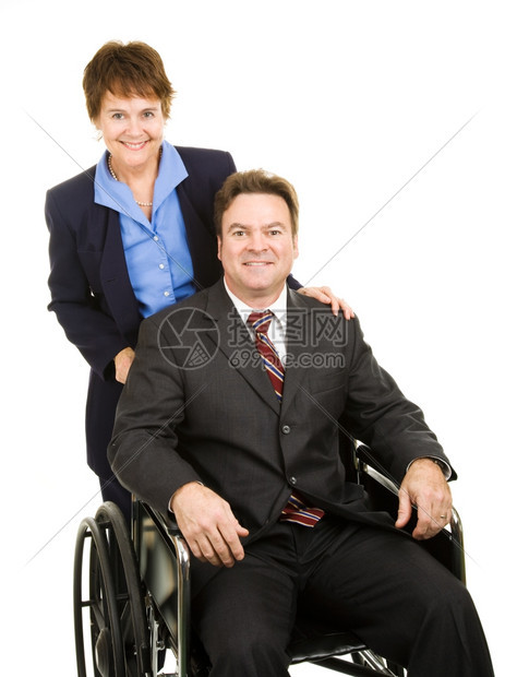 残疾商人坐在轮椅上由女伴侣或助理推图片