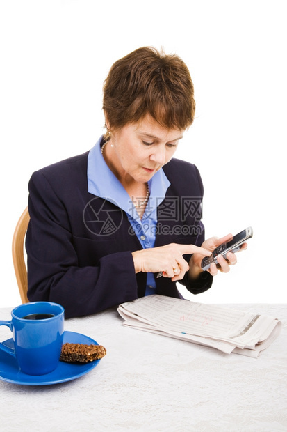 失业的女商人阅读分类和打电话孤立的白种人图片