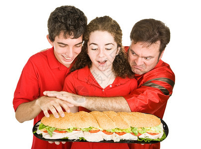 饥饿的球迷为了一个巨大的潜艇三明治互相争吵孤立在白色上图片
