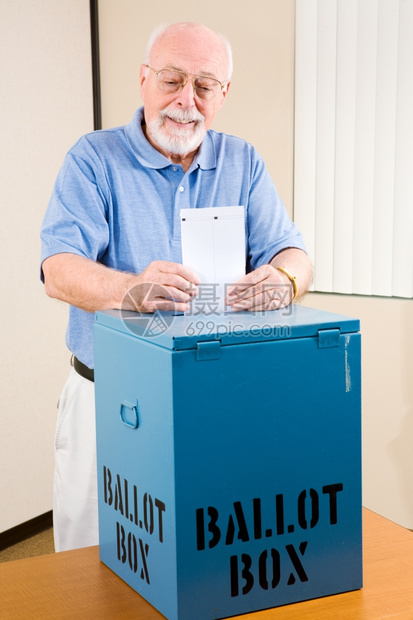英俊的年长男子在民调中投票图片