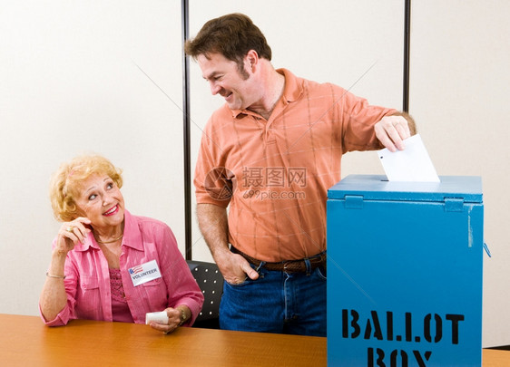男乡下选民在举志愿者眼皮底下投票图片