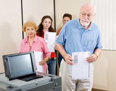 老年男子被新的光学扫描投票机弄糊涂了图片