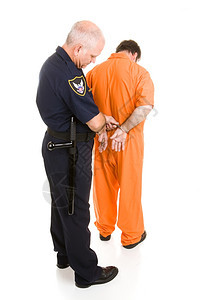 警察对穿橙色衬衣的囚犯戴上孤立于白人背景图片